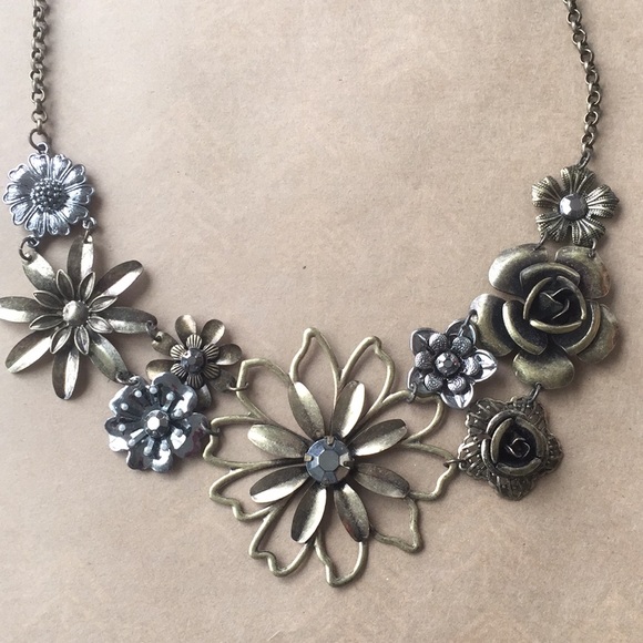 Jewelry - Lovely Floral Statement Necklace